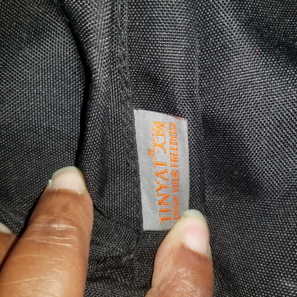 Tinyat Backpack with charging port - Picture 8 of 9